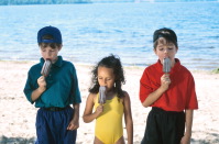 children eating popcicles